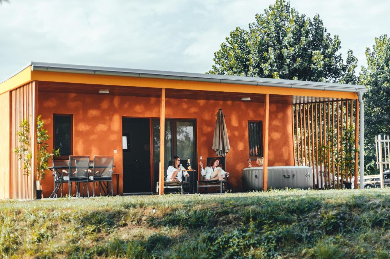 Hotel Terme Banovci - Mobilne Hiske Med Brajdami Exterior foto