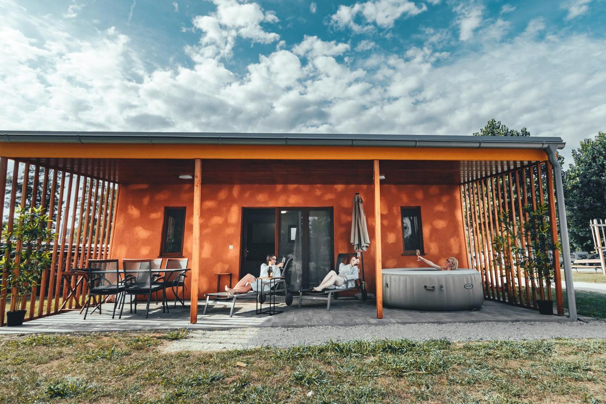 Hotel Terme Banovci - Mobilne Hiske Med Brajdami Exterior foto